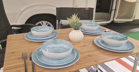 Incasa set piatti Celeste - in melamina con antiscivolo